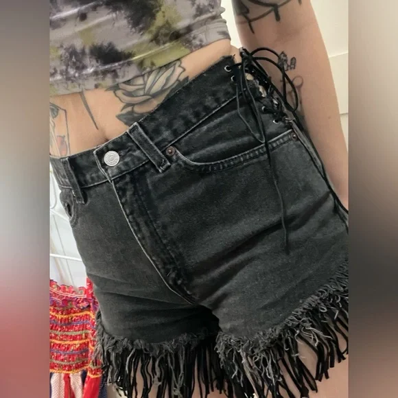 Levi’s red tag altered black denim jean shorts - Picture 2 of 5